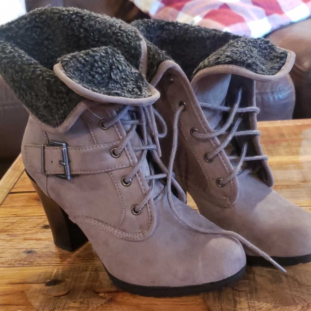 Super cute gray winter booties!😍